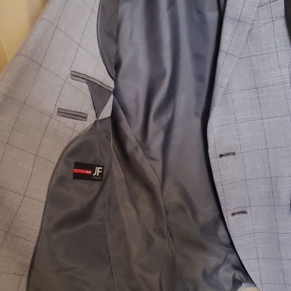 Suits - Picture 3 of 5